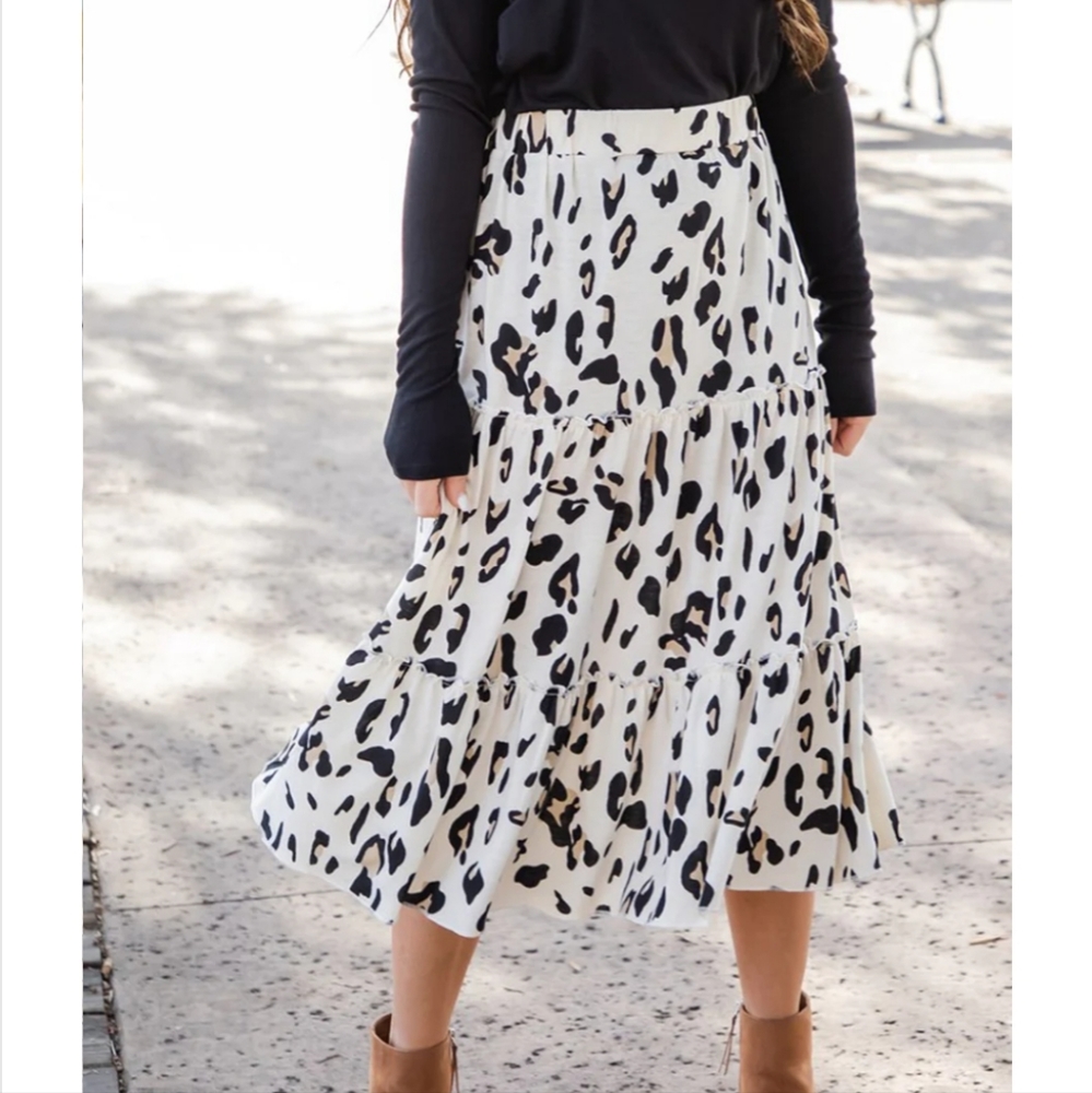 Womens size medium Tickled teal leopard print tiered skirt
